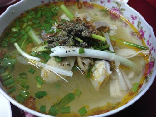 Cháo gà Thời tiết se lạnh của Đà Lạt khiến món cháo gà, miến gà rất đắt hàng. Sau khi lang thang ngắm thành phố buổi đêm, dừng chân quán nhỏ, thưởng thức tô cháo gà nấu loãng, bỏ nhiều hành và tiêu để thêm ấm bụng. Các quán ngon nên ghé ở đường Phan Bội Châu, Nguyễn Công Trứ, Huyền Trân Công Chúa... với giá 25.000-30.00 đồng một tô, gỏi gà từ 40.000 đồng một đĩa.