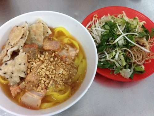 Mì Quảng ở Đà Lạt mang hương vị đậm đà, nước dùng có bỏ thêm củ sắn (củ đậu) nên khá ngọt, sợi mì vàng óng, miếng thịt sườn non hay cốt lết thấm màu hạt điều hấp dẫn, bên trên rắc thêm đậu phộng, vài miếng bánh tráng mè nướng giòn. Muốn ăn thập cẩm thì có thêm trứng cút, tôm tươi hay miếng giò nạc. Mỳ Quảng được bán như một món ăn sáng tại rất nhiều đường phố ở Đà Lạt, nổi tiếng trên đường Hoàng Văn Thụ, Nhà Chung... với giá 20.000-30.000 đồng một tô.