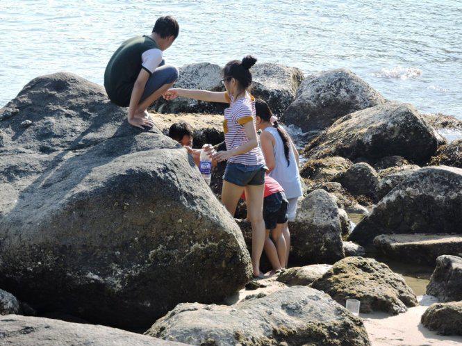 Những em bé thích thú bắt còng biển - Ảnh: T.Ly