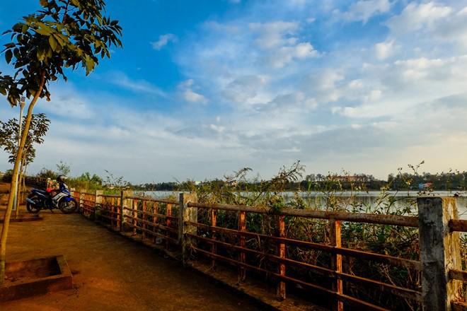 Bầu trời trong xanh với khí hậu mát lạnh, sảng khoái càng làm cho khung cảnh nơi đây thêm phần thi vị.