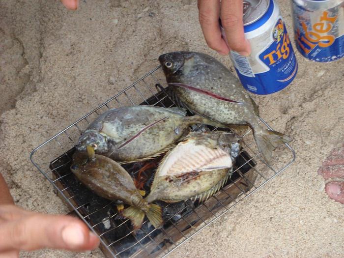 Cá Dzò tươi nướng ngay trên biển. Ảnh: foody.vn