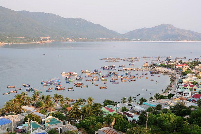 Một góc đảo xinh đẹp với các ngôi nhà nằm san sát nhau và hướng ra phía biển. Ảnh: FB Du Lịch Đảo Bình Hưng
