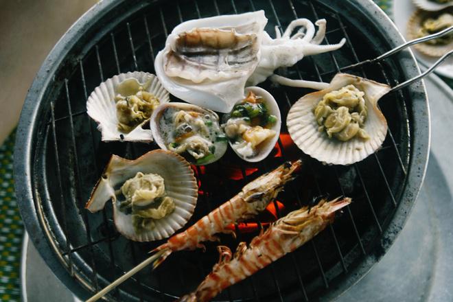 Nơi đây sở hữu biển xanh, cát trắng và nhiều hoạt động du lịch hấp dẫn. Một hoạt động khác bạn không nên bỏ qua là thưởng thức hải sản tươi ngon ngay tại bãi biển. Vị béo ngậy của những con sò điệp nướng mỡ hành hay vị khét khét của món tôm nướng muối ớt sẽ làm bạn hài lòng.