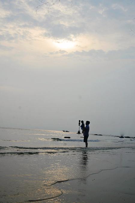 Vào buổi chiều, khi ráng chiều buông lên trên mặt biển, những cơn sóng sẽ cuốn đi mọi lo toan mệt mỏi của bạn nơi phố thị và sẽ mang đến một chốn bình yên thật sự.