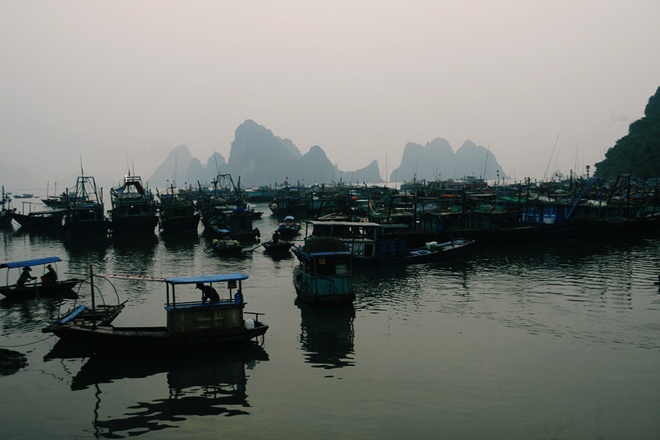 Nằm cạnh vịnh Hạ Long, Cô Tô trở thành điểm đến yêu thích của nhiều du khách ở khu vực miền Bắc. Để đến với đảo Cô Tô, bạn phải dừng chân tại cảng Vân Đồn (Cái Rồng) để mua vé tàu. Nếu đi vào sáng sớm, bạn sẽ có cơ hội ngắm cảnh bình minh đẹp hút hồn ở đây.