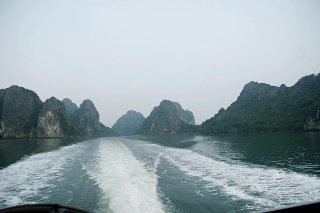 Lênh đênh trên biển khoảng hơn một giờ, bạn sẽ đến đảo. Nếu đi tàu cao tốc, giá vé là 200.000 đồng. Nếu đi tàu gỗ, giá vé là 150.000 đồng. Khung cảnh thiên nhiên hùng vĩ của những núi đá lớn nhỏ cùng cơn gió trời sẽ mang đến cho bạn giây phút khó quên.