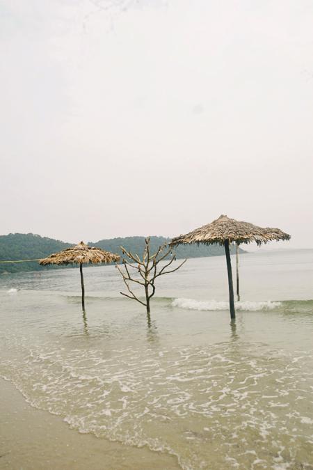 Nét quyến rũ của biển đảo Cô Tô là sự khoáng đạt, lãng mạn và hoang sơ của thiên nhiên. Bạn có thể thỏa mình cùng những cơn sóng biển ở bãi biển Bắc Vàn, Vàn Chải, Hồng Vàn.