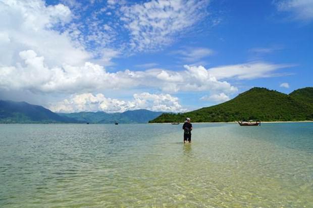 Nằm dưới mặt nước biển gần nửa mét, con đường nối hai hòn đảo trong nhóm Điệp Sơn, tỉnh Khánh Hòa được xem là đường bộ trên biển độc đáo nhất ở Việt Nam.  Ảnh: Phan Lộc