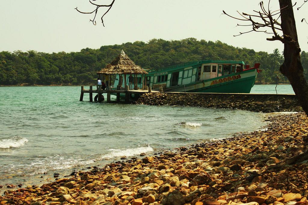 Đảo Hải Tặc không chỉ thu hút bởi tên gọi mà thực tế hòn đảo này cuốn hút du khách bằng chính vẻ đẹp mộc mạc, hoang sơ của nó. Ảnh: cinet.gov.vn
