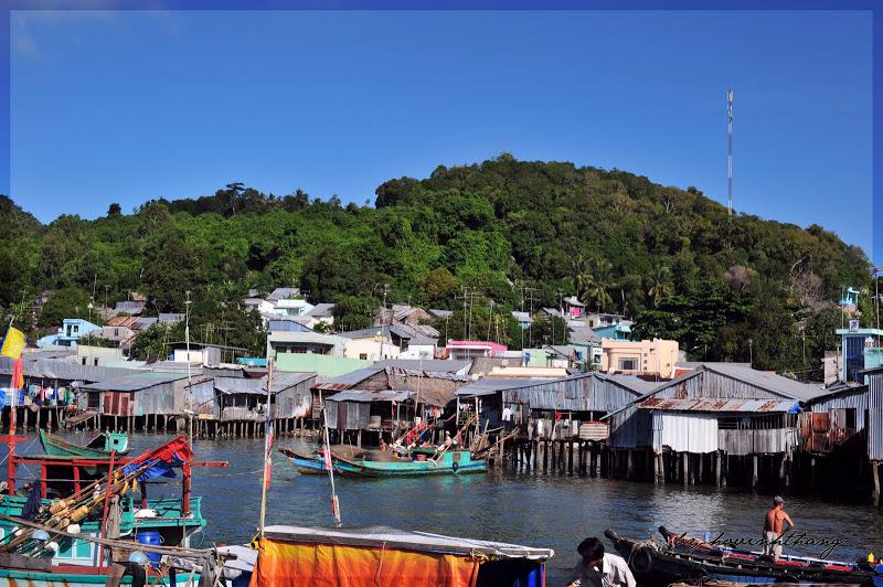 Nhà dân xây dựng trên đảo trông khá giản dị. Ảnh: Hovinhthang/ vnphoto.net