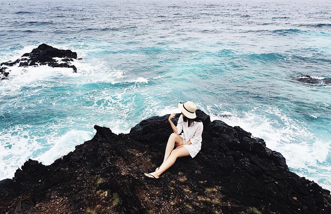 Đảo Bé: Đảo Bé hay còn gọi là đảo An Bình đúng như tên gọi, có diện tích rất bé và trông vô cùng yên bình. Đảo Bé tuy diện tích rất nhỏ, nhưng lại có một bãi tắm đẹp tuyệt vời với làn cát trắng mịn, bao bọc bởi cánh cung vách đá cao, và những con sóng tung bọt trắng xóa ào ạt ngày đêm. Ảnh: linhkul266/ instagram