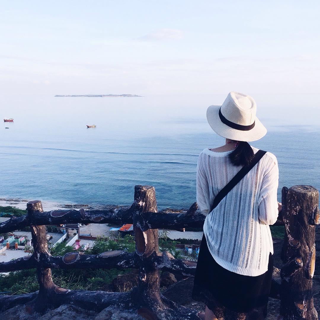 Chùa Đục: Chùa Đục nằm ở lưng chừng ngọn núi lửa Giếng Tiền đã tắt. Do vậy, bạn phải vượt qua khoảng 100 bậc thang mới tới nơi. Sau khi vãn cảnh chùa, bạn hãy leo tiếp lên đỉnh để chiêm ngưỡng miệng núi lửa giờ thành một đồng cỏ xanh hình lòng chảo. Từ đây bạn có thể phóng tầm mắt để quan sát biển xanh bao la cũng như tượng Quán Thế Âm cao 27 m đầy vẻ hiền từ. Ảnh: lumili/ instagram