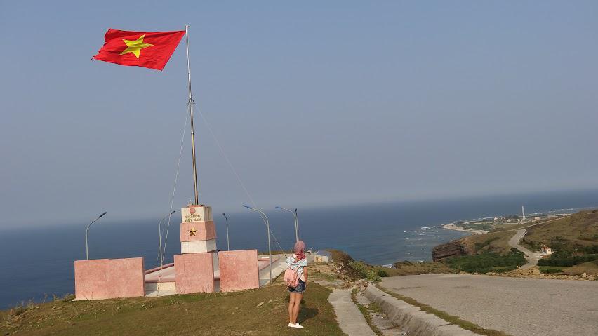 Cột cờ Tổ quốc trên đỉnh Thới Lới: Công trình Cột cờ Tổ quốc tại huyện đảo Lý Sơn được khởi công xây dựng từ ngày 4/5/2013, trên núi Thới Lới- ngọn núi cao nhất ở đảo Lý Sơn. Cột cờ có chiều cao 20m, đế trụ cờ và móng cột cờ được xây dựng bằng bê tông cốt thép, mặt hướng ra quần đảo Hoàng Sa. Đây là điểm chụp hình rất được yêu thích của nhiều du khách khi đến Lý Sơn. Ảnh: Lê Hồng Hà Cột cờ Tổ quốc trên đỉnh Thới Lới: Công trình Cột cờ Tổ quốc tại huyện đảo Lý Sơn được khởi công xây dựng từ ngày 4/5/2013, trên núi Thới Lới- ngọn núi cao nhất ở đảo Lý Sơn. Cột cờ có chiều cao 20m, đế trụ cờ và móng cột cờ được xây dựng bằng bê tông cốt thép, mặt hướng ra quần đảo Hoàng Sa. Đây là điểm chụp hình rất được yêu thích của nhiều du khách khi đến Lý Sơn. Ảnh: San San
