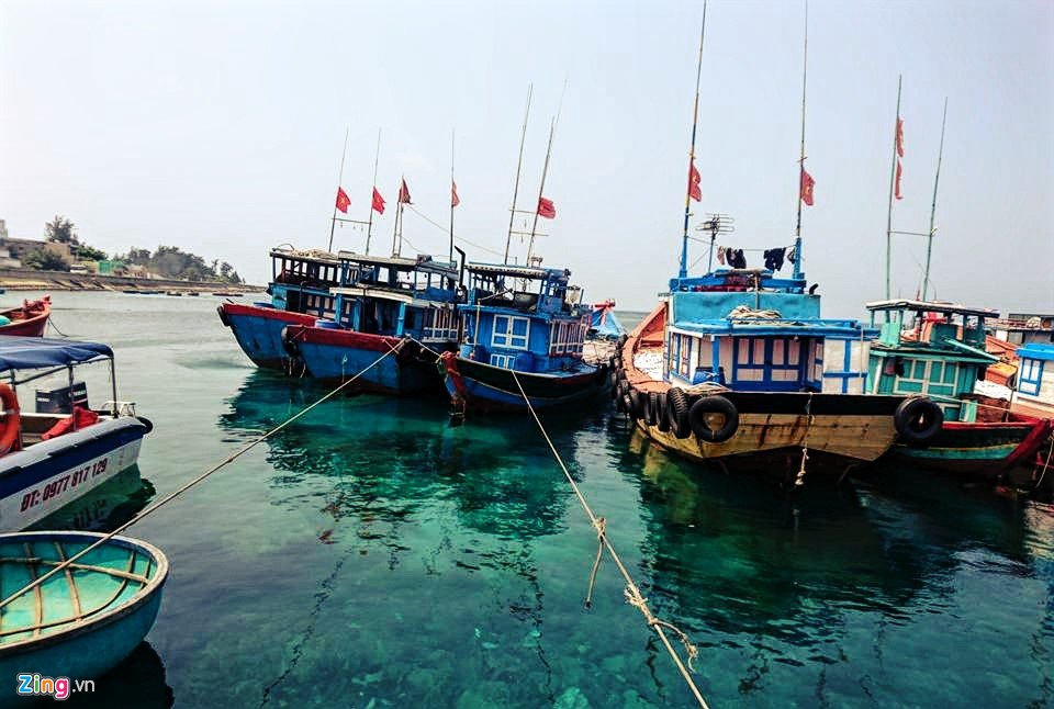 Đảo Lý Sơn, hay còn gọi là Cù Lao Ré, vốn là một miệng núi lửa đã tắt, có sức hút vô cùng mãnh liệt đối với bất cứ ai đam mê du lịch và thích khám phá. Trong hình là tàu bè của ngư dân neo đậu ở cảng, phía dưới là làn nước trong veo.