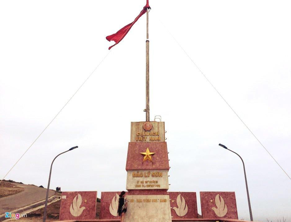 Cột cờ chủ quyền tung bay trong gió thể hiện khát vọng vươn mình ra biển lớn .