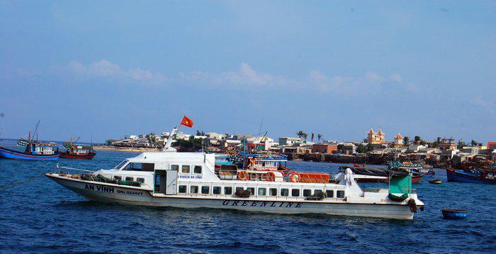 Tàu ra đảo Lý Sơn.