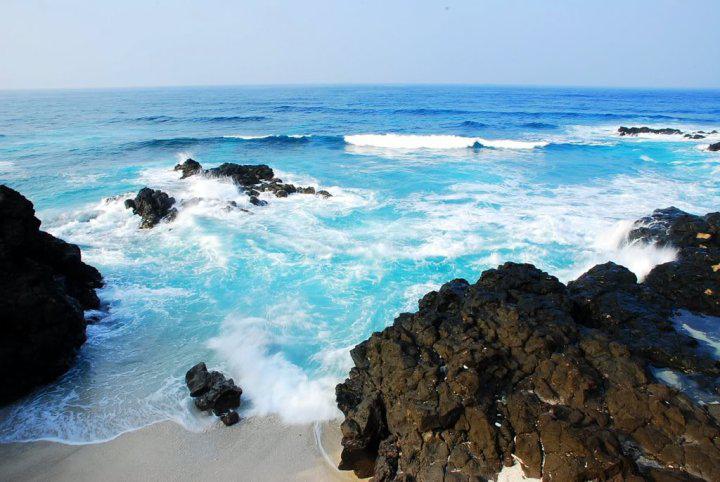 Nước biển xanh trọng tại đảo Bé.