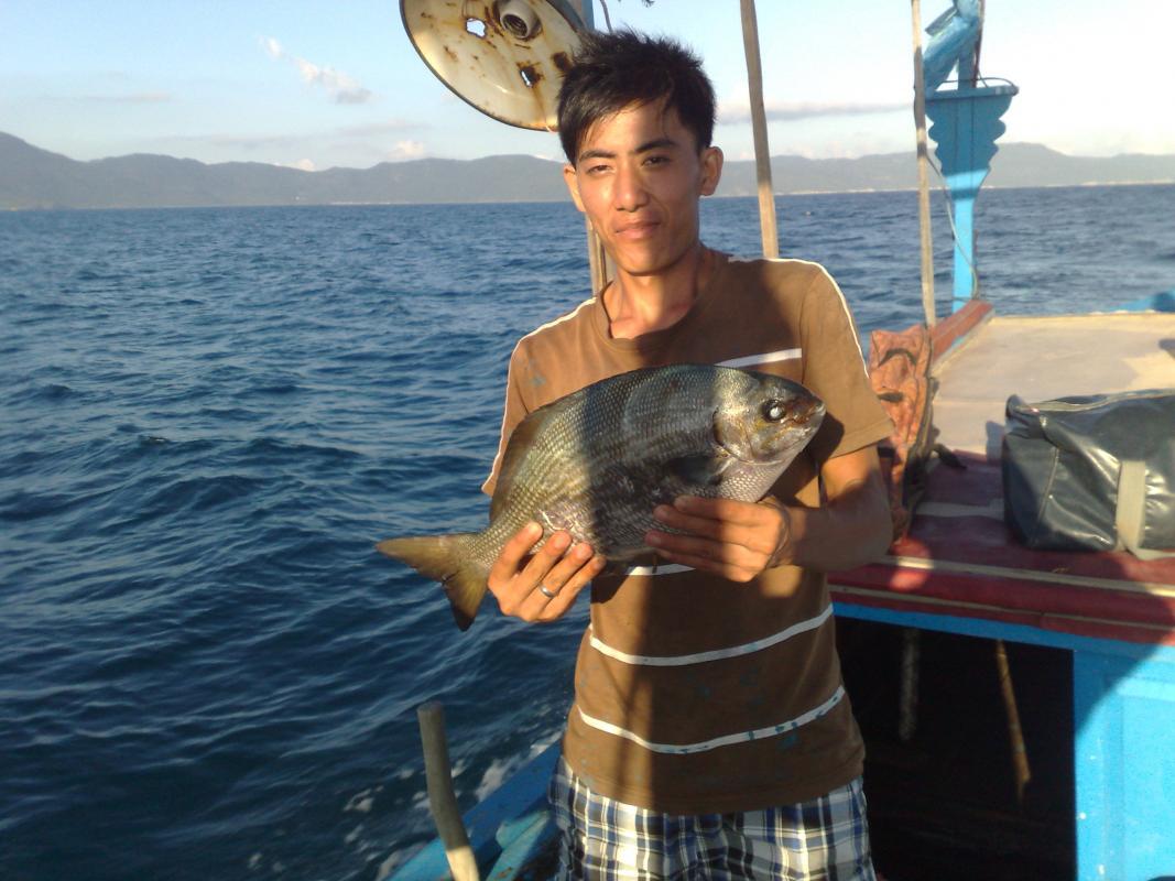 Ngư dân với con cá tà ma vừa đánh được.