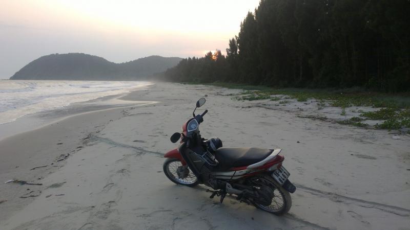 Xe máy và xe đạp là hai phương tiện di chuyển chủ yếu trên đảo. Ảnh: ST