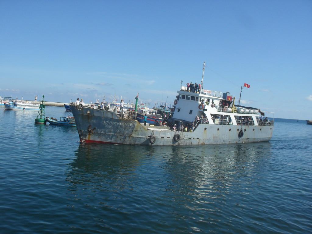 Tàu Bình Thuận 16 đi đảo Phú Quý. Ảnh: San San