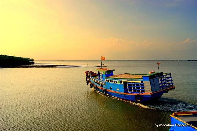 Tàu gỗ ra đảo Thạnh An. Ảnh: Ảnh: mocchan Panoramio