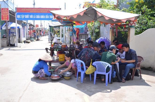 Hiện nay, hàng quán ở Thạnh An đã nhiều hơn trước, tập trung đông nhất ở chợ gần ủy ban xã và rải rác theo con đường chính qua khu dân cư trên đảo. Ảnh: Má Lúm