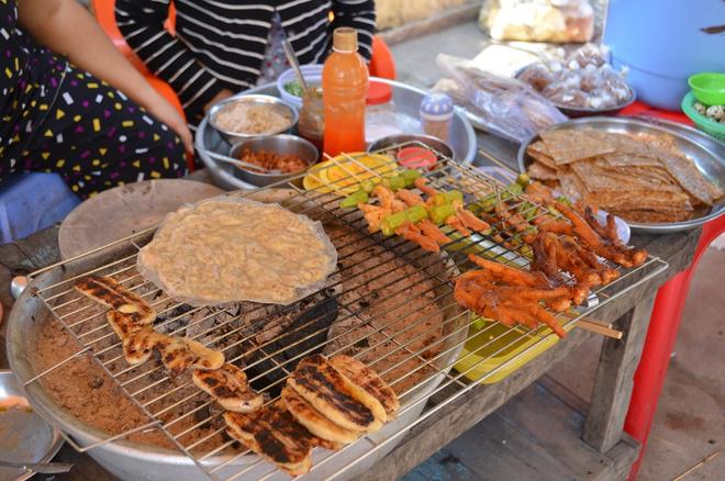 Trên đảo bày bán rất nhiều món ăn vặt hấp dẫn. Ảnh: Má Lúm
