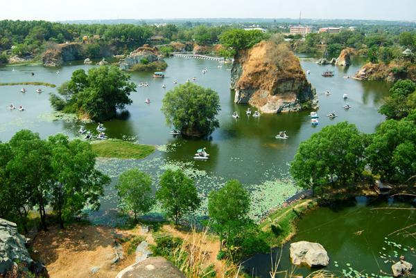 Với diện tích hồ rộng lớn và nhiều ngọn núi tạo thành nên ở đây rất hợp để đạp vịt, chèo thuyền và câu cá. Ảnh: ST