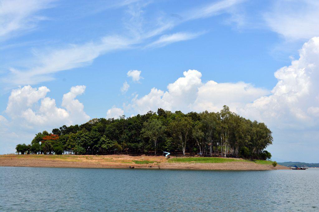 Khung cảnh hoang sơ của đảo Ó. Ảnh: Alex Nguyễn
