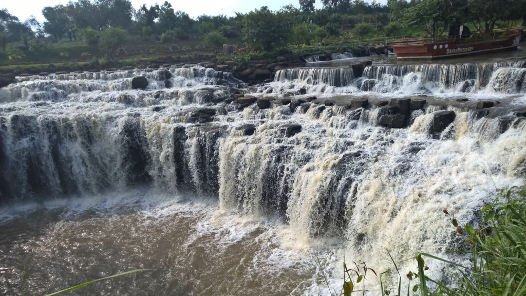 Lọt thỏm giữa những vườn trái cây sai quả, thác Đá Hàn vừa mang nét hùng vĩ của thiên nhiên, vừa mang cảm giác thanh bình yên ả của làng quê trong ngày hè. Ảnh: Tiểu Duy
