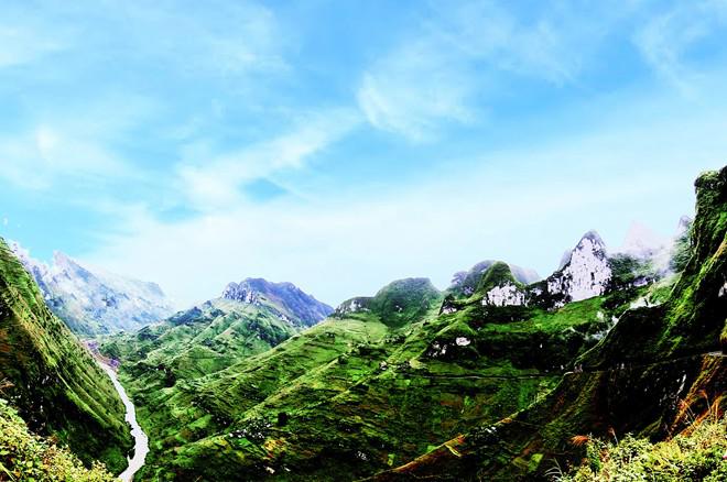 Tôi tự lái xe máy băng qua những con đường ngằn nghèo phía dưới là vực sâu, cảm nhận cái lạnh đầu mùa, hôm sau chinh phục Mã Pì Lèng. Đó quả thật là cung đường đáng nhớ như giới phượt thường nói: "Bất đáo Mã Pí Lèng phi phượt thủ".