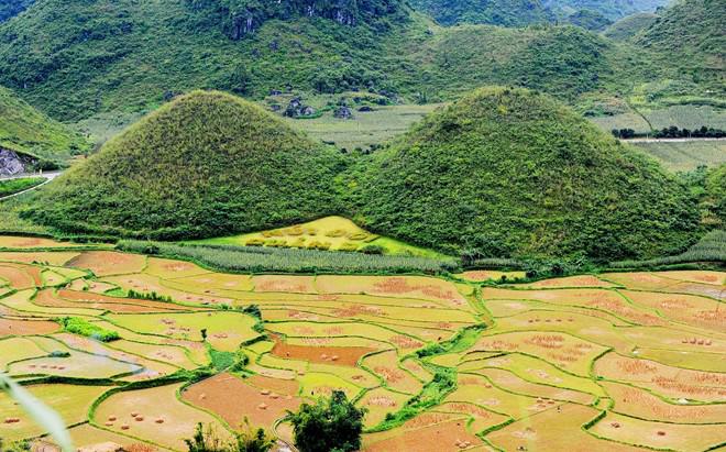 Trở về với Quản Bạ khi ngắm nhìn Núi Đôi, hay còn gọi là núi Cô Tiên đẹp như tấm thân của 1 cô gái vùng sơn cước. Chuyến đi khép lại với quá nhiều cảm xúc và niềm vui cũng như những trải nghiệm đầy thú vị.