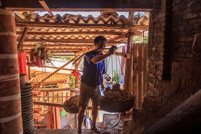 Làng gốm cổ này thuộc xã Kim Lan, huyện Gia Lâm, Hà Nội chỉ cách làng Bát Tràng dòng kênh Bắc Hưng Hải. Dựa vào những di vật khai quật được ở làng thì nghề gốm ở đây có trước cả Bát Tràng.