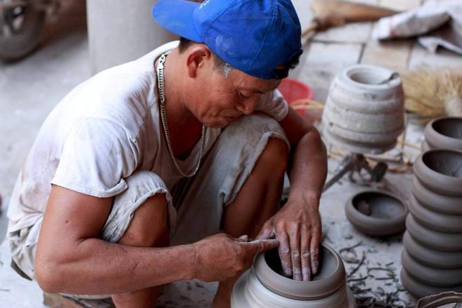 Kim Lan như một “ốc đảo” khi nằm lọt thỏm vào phần đất của tỉnh Hưng Yên. Địa giới của xã bị chia cắt khi một mặt giáp con kênh Hưng Hải và mặt kia giáp với Bát Tràng. Các nghệ nhân làng gốm Kim Lan cùng với Phù Lãng, Bắc Ninh và Bát Tràng, Hà Nội đang góp phần làm phong phú, đa dạng và phát triển nghề gốm khu vực phía bắc.