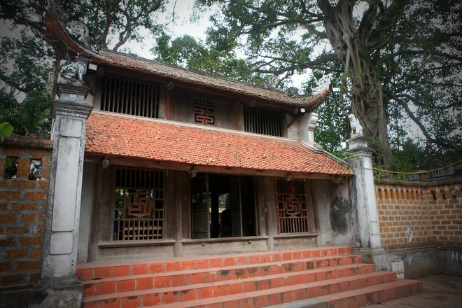 Chùa Mía (tên chữ: Sùng Nghiêm tự) là một ngôi chùa ở xã Đường Lâm, Sơn Tây, Hà Nội. Xưa kia, vùng này là Cam Giá, tên Nôm là Mía, nên chùa này được quen gọi là chùa Mía. Từ ngoài vào, tam quan nhà chùa nằm ngay dưới tán cây đa cổ thụ 400 năm tuổi, trông rất cổ kính, thâm nghiêm.