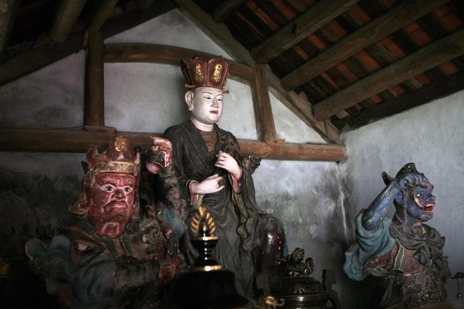 Ban thờ Đức Thánh Hiền.