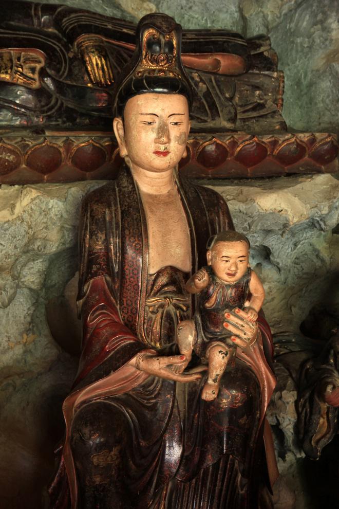 Một tuyệt tác nữa ở chùa là pho tượng Quan Âm tống tử, thường gọi là tượng bà Thị Kính cao 0,76 m. Tượng này diễn tả người phụ nữ thùy mị, vẻ mặt hơi buồn, ẵm một đứa bé bụ bẫm, kháu khỉnh. Đường nét chạm khắc mềm mại, trau chuốt, thoải mái về dáng điệu, sinh động về tinh thần.