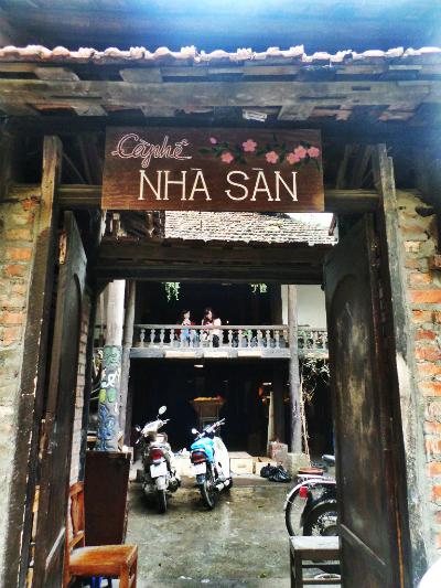 Nhà Sàn mở cửa từ tháng 4/2014 nằm trong một khu đất thoáng đãng bên trong trục đường Bưởi, là nơi lý tưởng cho những ai muốn tìm không gian yên bình, tĩnh lặng.