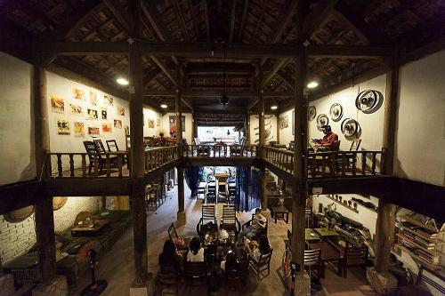 Cà phê Nhà Sàn có tiền thân từ Nhà Sàn Studio, thành lập năm 1997, nơi được xem là không gian nghệ thuật đầu tiên của Việt Nam.