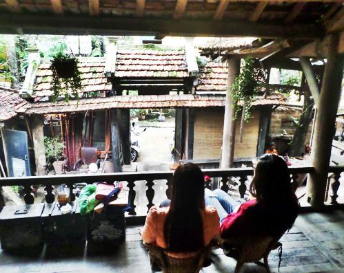 Góc nhìn từ ban công gác hai hướng ra cổng.