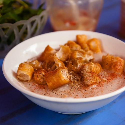 Bạn có thể thưởng thức cháo sườn ở các khu chợ hoặc những quán nhỏ trên phố Phan Đình Phùng, Ngõ Huyện, Ấu Triệu, Hàng Bồ, Hồ Đắc Di…