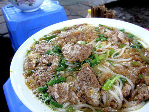 Giá từ 25.000 - 30.000 đồng một bát bún nhiều gạch cua thơm ngon.