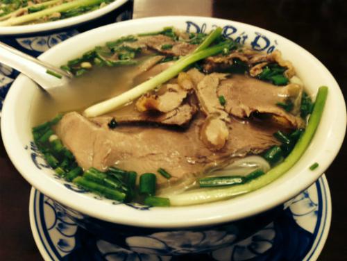 Phở vừa cung cấp năng lượng vừa giúp tỉnh người và làm ấm cơ thể, giá trung bình từ 25.000 – 60.000 đồng tùy nơi.