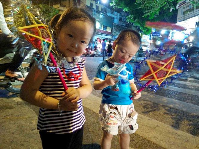 Bé Nam Phong và Thùy Dương vô cùng tò mò, thích thú với những món đồ bố mẹ mua tặng. Trong mắt các em có lẽ rằm tháng tám luôn kỳ diệu, huyền ảo và đẹp đẽ