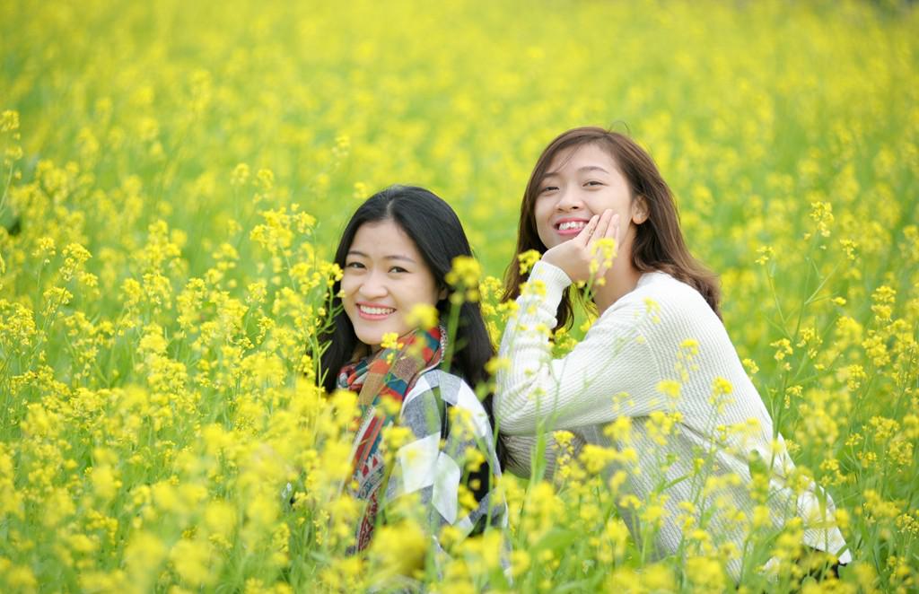 Hai chị em Thúy (1989) và Thảo (1994) đi xe máy gần 20 km tới đây để được chụp ảnh giữa đồng hoa.