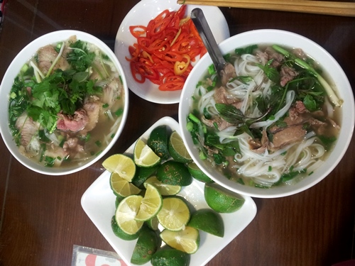 Phở bò Với người Hà Nội, một trong những thương hiệu phở nổi tiếng nhất nhì đất Hà Thành nằm trên phố Lý Quốc Sư. Phở ở đây nức tiếng từ lâu bởi thứ nước dùng đặc trưng; thơm mùi gia vị mà không bị béo. Cái khéo léo của những chủ nhân đời đầu trong công thức nấu phở, được truyền lại cho con cháu làm món ăn nổi tiếng tới ngày nay. Đặc biệt, phở Lý Quốc Sư chỉ chuyên về các món bò với đủ loại tái, chín, nạm, gầu. Tô phở đầy đặn, ăn kèm với quẩy giòn, vàng ruộm và các loại rau sống. Quán phục vụ bữa sáng 6h - 14h và bữa tối 17h30 - đến 22h. Giá một tô phở dao động 45.000 - 75.000 đồng. Ảnh: Hương Chi.