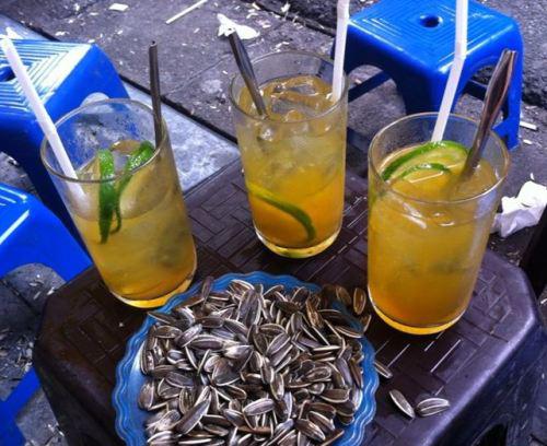 Trà chanh Ở Hà Nội, nhắc tới trà chanh, mọi người nghĩ ngay tới khu vực quanh nhà thờ và không thể thiếu phố Lý Quốc Sư. Bạn dễ thấy hình ảnh du khách tấp nập đi lại và các bạn trẻ tụ tập bên hiên những quán trà chanh, nhất là những ngày cuối tuần. Trà chanh, me muối, mơ muối là lựa chọn phổ biến. Mùa nào thức đấy, những ly sấu đá hè có thể thay bằng ly ca cao, cà phê ấm nóng khi tiết trời Hà Nội chuyển lạnh. Giá từ 10.000 đồng đến 20.0000 đồng một cốc. Ảnh: foody.