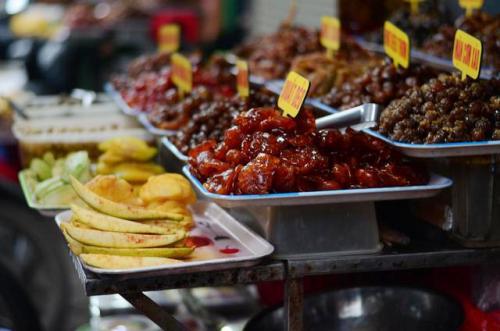 Hoa quả dầm và mứt Không nhộn nhịp như phố Hàng Đường nhưng Lý Quốc Sư cũng có nhiều cửa hàng hoa quả dầm, mứt trái cây với đầy đủ hương vị và màu sắc. Chưa cần nếm thử, du khách đã cảm thấy thích mắt với sự đa dạng, ngập tràn màu sắc của hoa quả ở đây: màu vàng xanh của xoài dầm, vàng bóng của mứt quất hay nâu đỏ của mận. Giá dao động 100.000 - 200.000 đồng một kg tùy loại. Ảnh: Lozi.