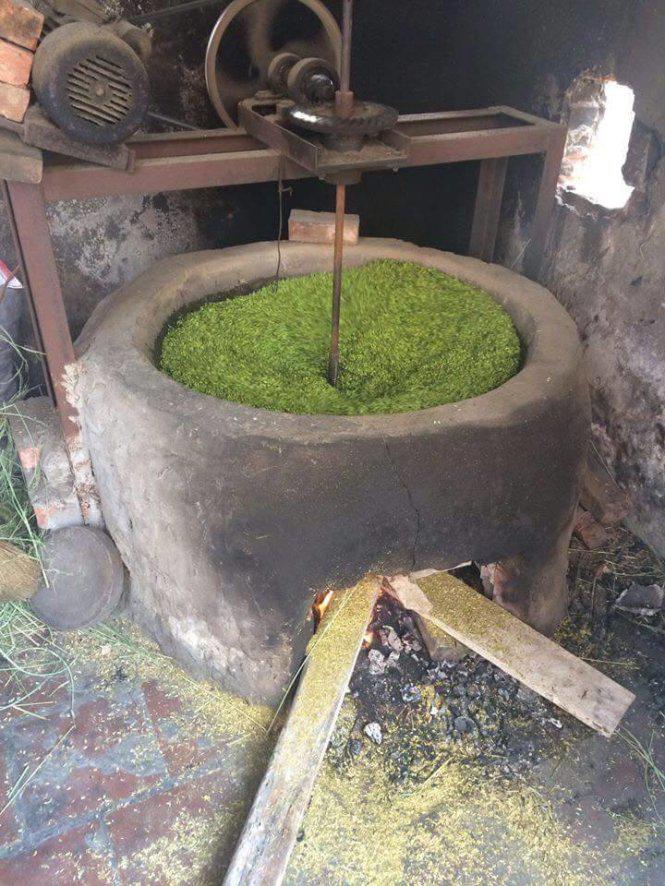 Bếp lò để rang cốm đắp bằng xỉ than nhưng không đốt than mà dùng củi - Ảnh: Huyền Trần