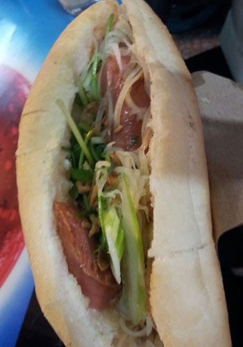 Các nguyên liệu làm nhân bánh mì được chủ quán tự chế. Ảnh: foody